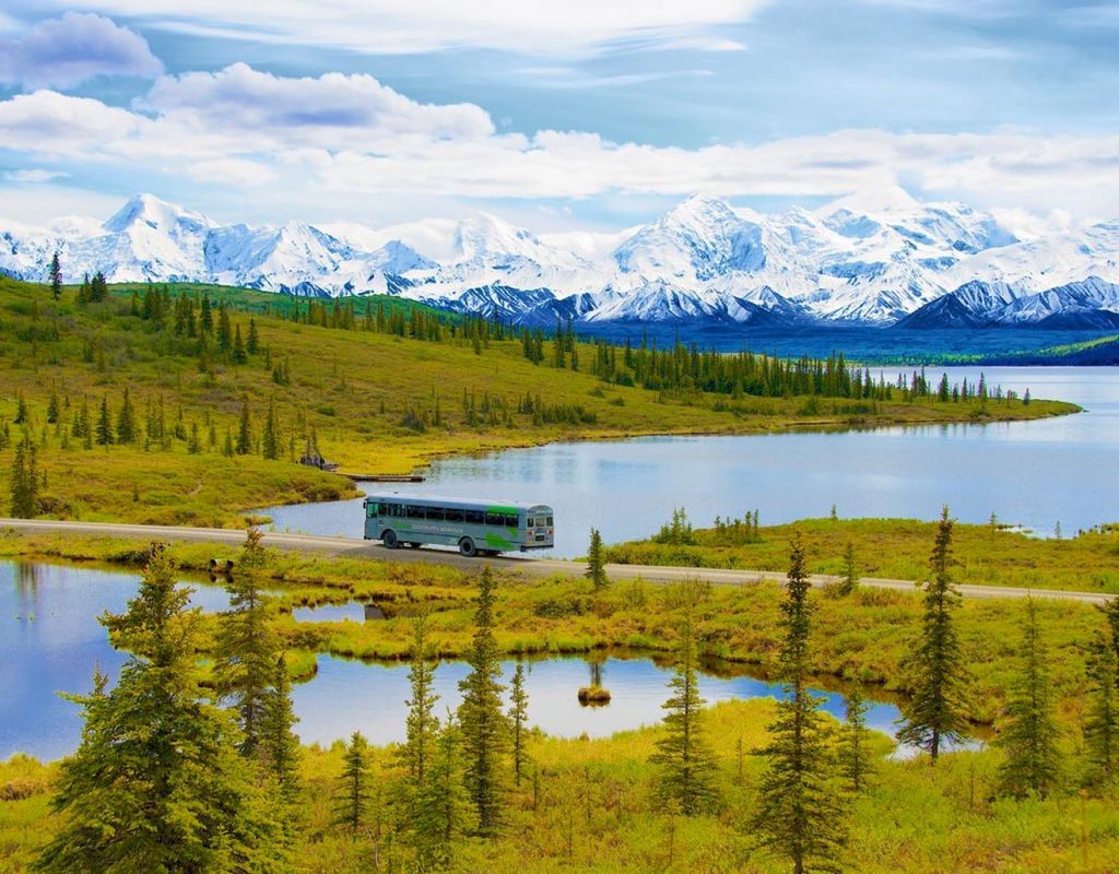 Pullman che attraversa un lago dell'alaska