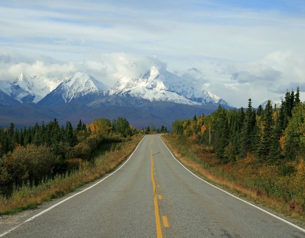 Strada che attraversa l'Alaska