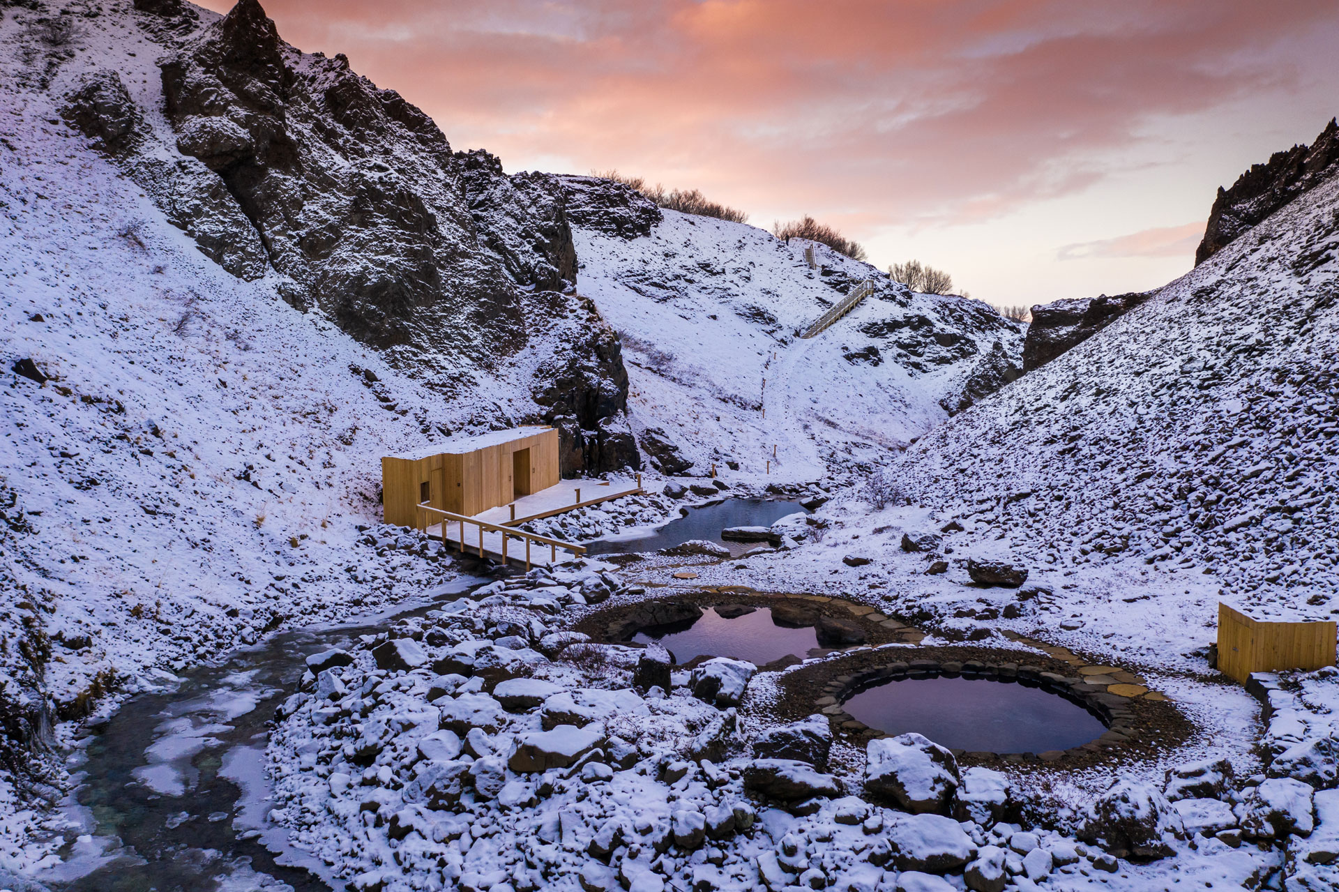 húsafell canyon baths 